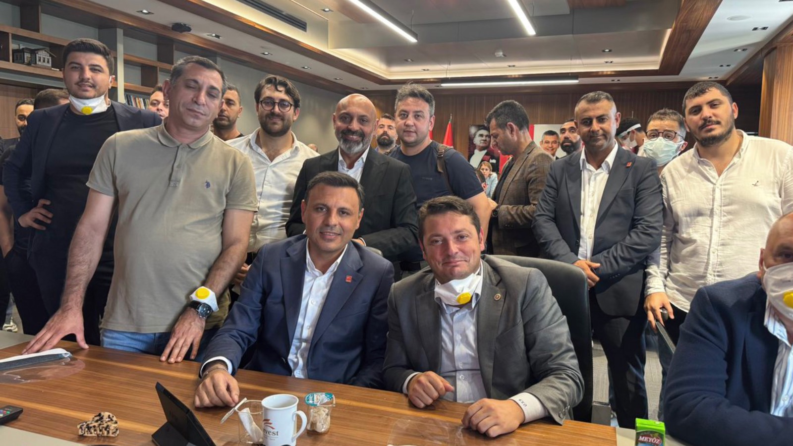 chplilerden istanbul il baskanligi binasinda ozgur celik ile fotografli paylasim VS6eLgOe