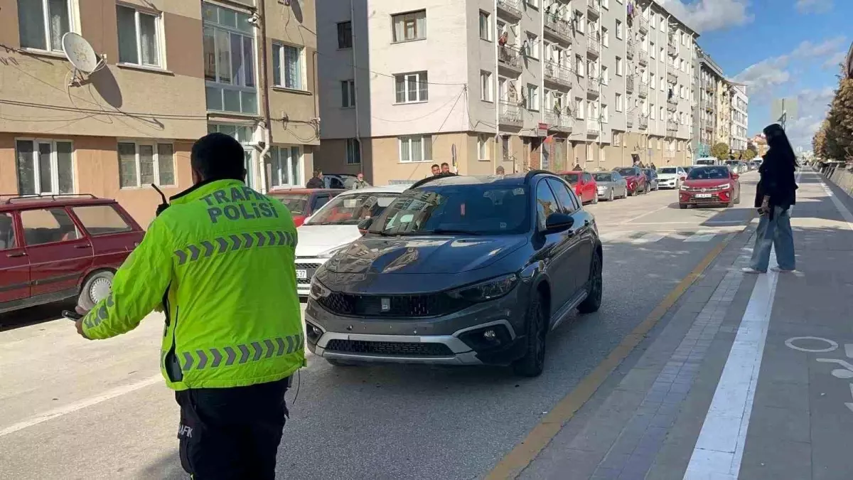 eskisehirde otomobilin carptigi yasli kadinin hayati tehlikesi var jNqyxAPd.jpg