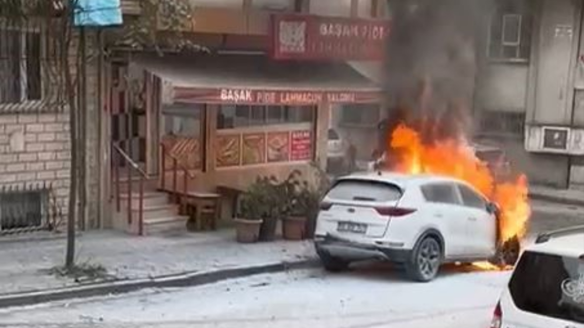 istanbulda park halindeki bir aracta yangin cikti 3OUhTfKh.jpg