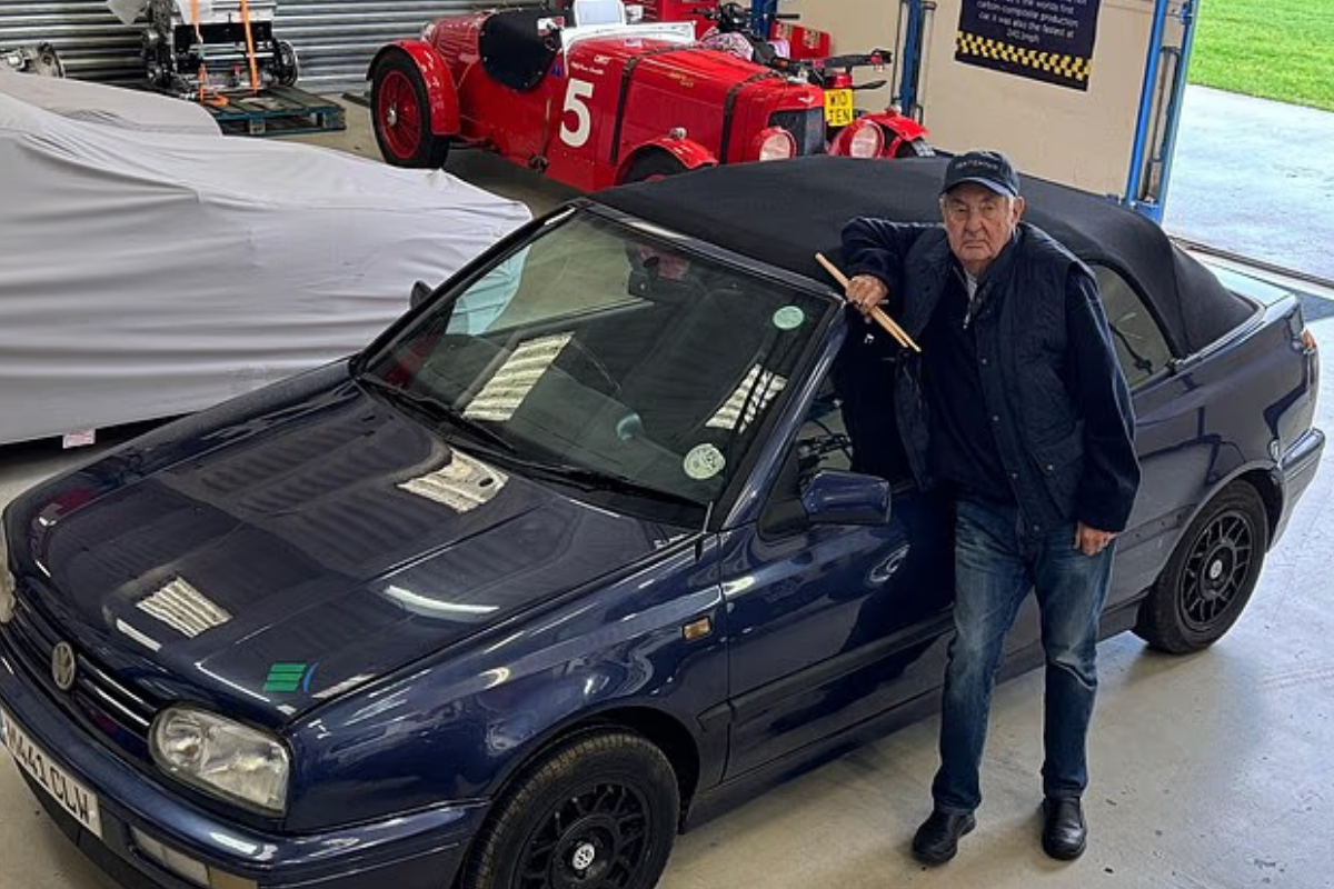 pink floydun efsane davulcusu nick mason koleksiyonundaki 1995 model otomobilini kalp hastalarina yardim icin satisa cikartti kTFeNjSK.png