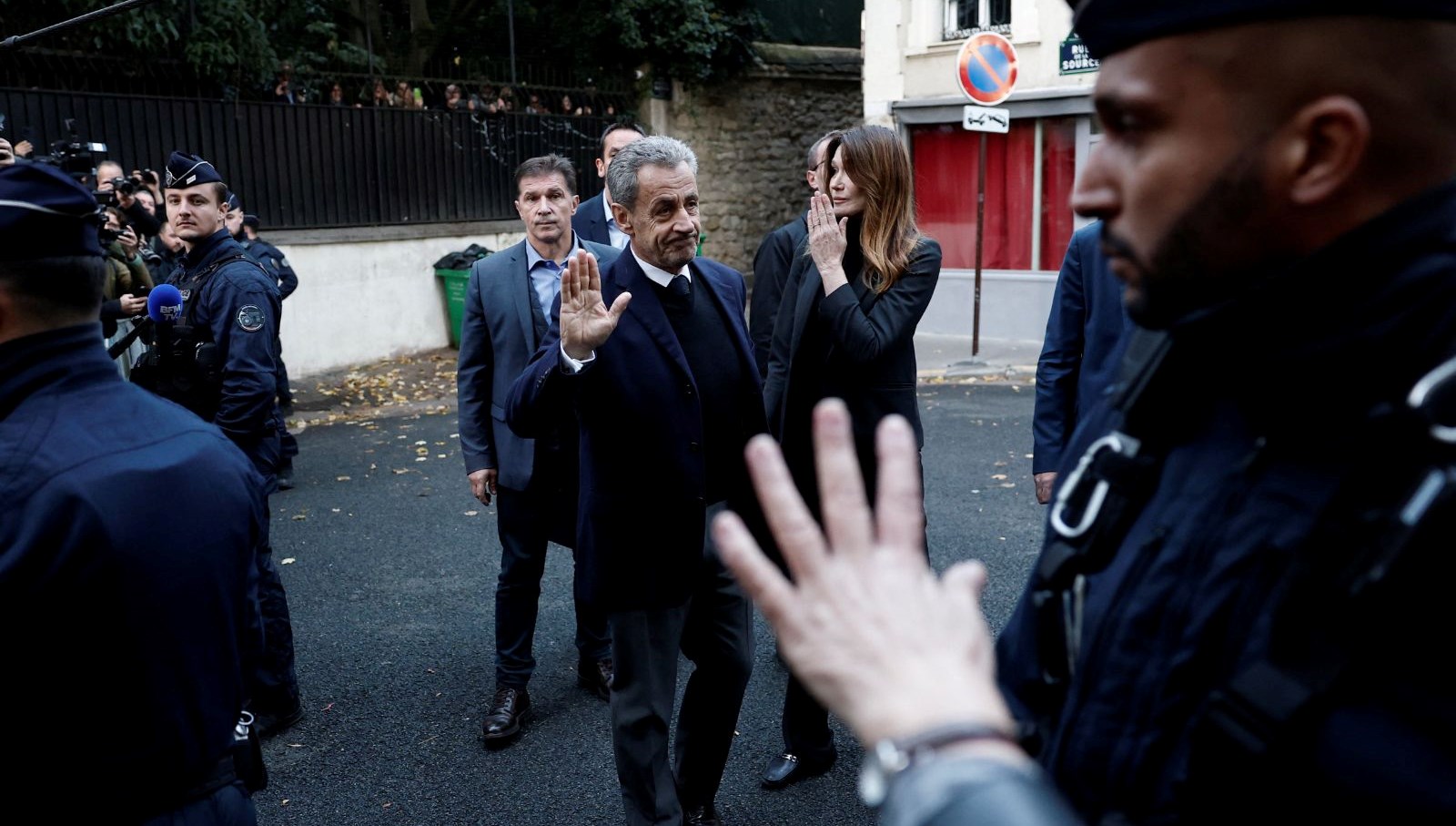 sarkozyyi cezaevinde iki polis koruyacak 3C3XisUn.jpg