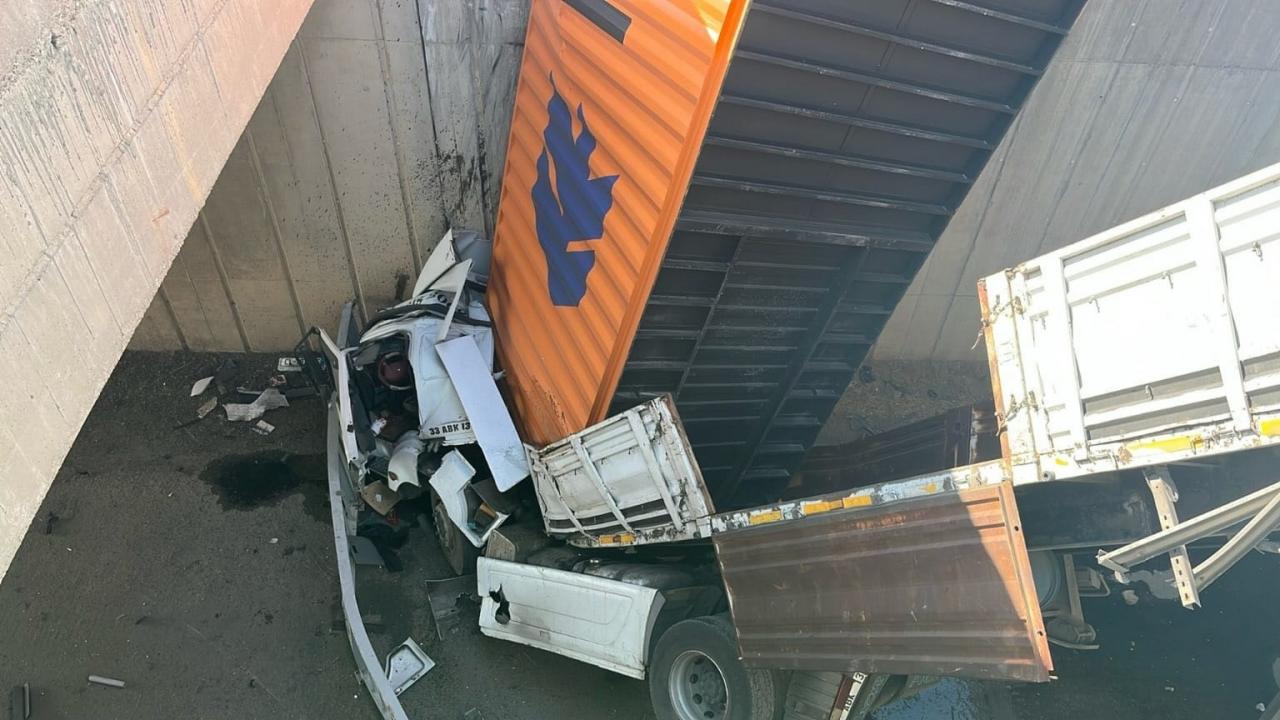 gaziantepte kamyonete carpan tir kopruden dustu 2 yarali qCqh3aOF.jpg