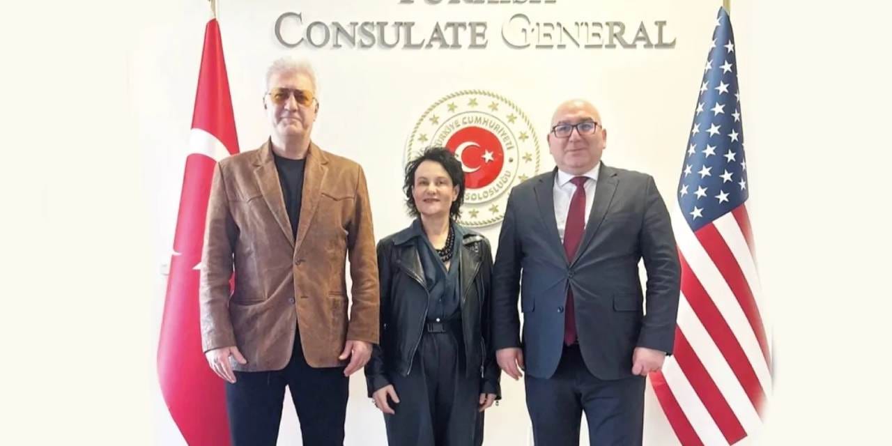 Tamer Karadağlı ve Yardımcısının ABD Seyahati Tiyatro Dünyasında Tartışmalara Yol Açtı