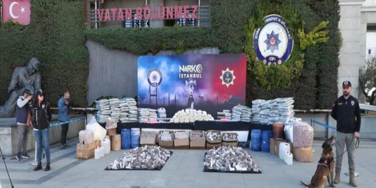 uyusturucu-operasyonu-89-tutuklama-ele-gecirilenler-sergilendi-XYuE1ckm