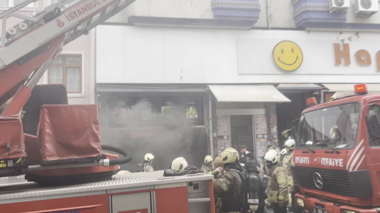Fatih’te Zincir Market Deposunda Yangın Paniği
