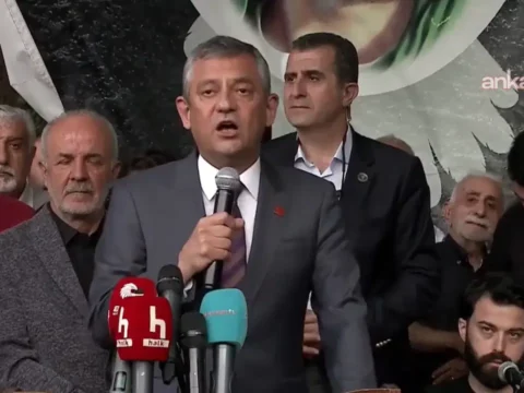 Özgür Özel Garip Dede Cemevi’nde konuştu: ‘Bugün de zalimin karşısında, mazlumun yanındasınız’