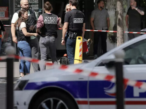 Pariste bicakli saldiri uc kadin yaralandi saldirgan etkisiz hale getirildi ugXmRhpq